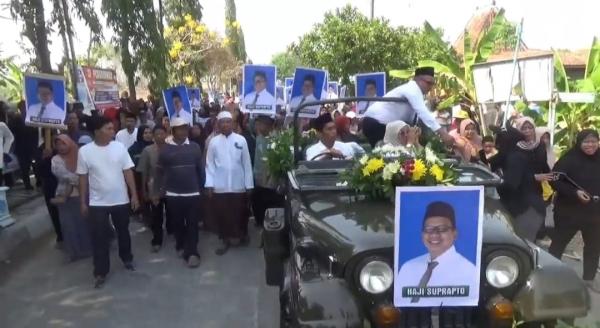 Warga Antar Calon Kades Daftar Pilkades Kenteng Grobogan, Momen Sungkeman Bikin Haru