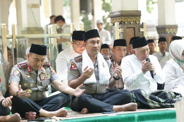 Kapolri Silaturahmi dengan Rais Aam PBNU dan Ziarah ke Makam Gus Dur