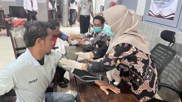 Cegah Penyakit Menyerang Penghuni, Lapas Arjasa Periksa Kesehatan Warga Binaan