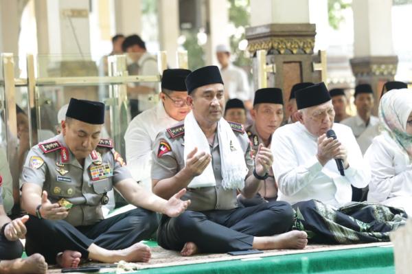 Ziarah ke Makam Gus Dur di Tebuireng Jombang, Kapolri Suyudi Ditemani Ketua Umum PBNU