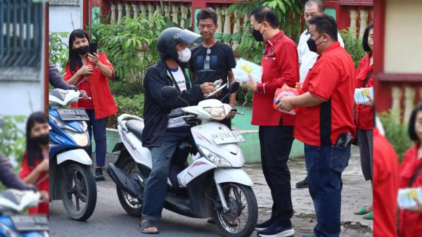 Antisipasi ISPA Akibat Kabut Asap, DPC PDI Perjuangan Medan Bagikan Masker dan Vitamin Gratis