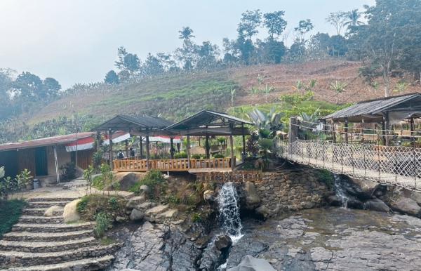 Kaliwatu Sentul City Tawarkan Sensasi Makan di Tengah Aliran Sungai