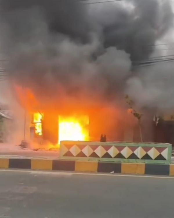 Warung Dekat SPBU Kota Agung Terbakar, 12 Personel Damkar Bergerak Cepat Cegah Api Meluas