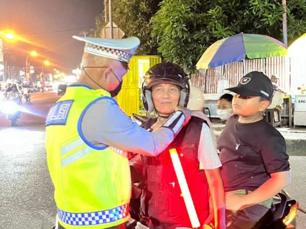 Antisipasi Dampak Kabut Asap, Ditlantas Polda Sulbar Bagikan Masker Gratis Saat Patroli Malam