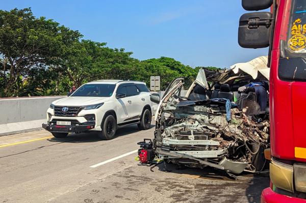 Kecelakaan Maut Minibus Rombongan Suporter PSS Tabrak Truk di Tol, 4 Orang Tewas 2 Luka Berat
