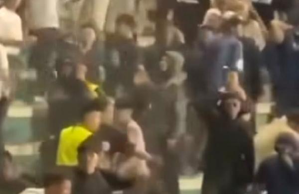 Viral Kericuhan Warnai Laga PSGC Vs PSIS, 2 Kelompok Suporter Bentrok di Dalam dan Luar Stadion