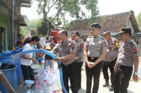 HUT ke 75 Humas Polri, Polda Jateng Salurkan 16 Ribu Liter Air Bersih ke Jabungan Semarang