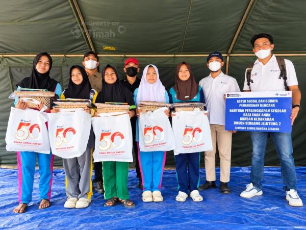 Kebakaran di Bangka Selatan, PT Timah Salurkan 210 Paket Seragam dan Perlengkapan Sekolah
