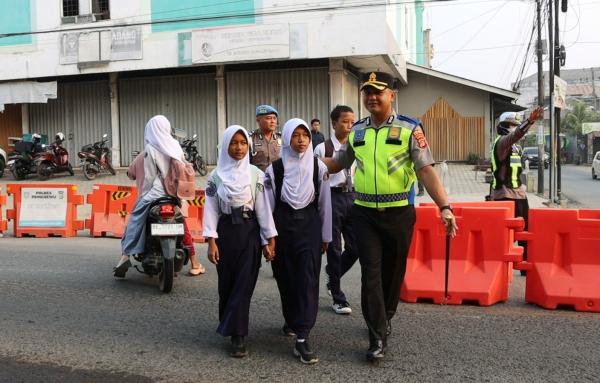 Kapolres Pringsewu Turun Langsung, Pastikan Pelajar Aman Menyeberang di Tengah Padatnya Lalu Lintas