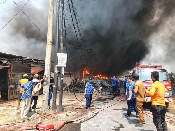 Gudang Limbah Palet dan Plastik di Majalaya Karawang Terbakar, 5 Mobil Damkar Dikerahkan