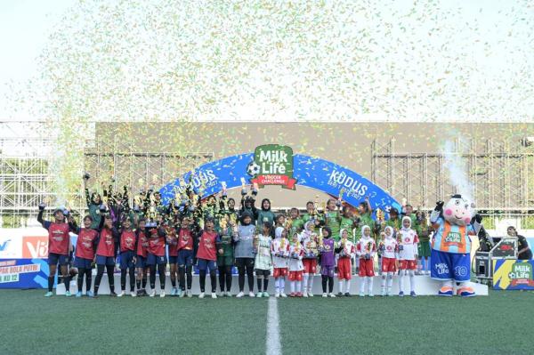 SDN Jambean 02 Pati dan SD Unggulan Muslimat NU Juara MilkLife Soccer Challenge Kudus