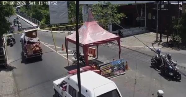 Viral Terekam CCTV, Mobil Pikap Muat Lemari Kayu Tabrak Portal Pembatas Jembatan Koncer