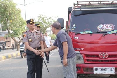 Kapolda Sulbar Turun ke Jalan! Jenderal Bintang Dua Atur Lalu Lintas dan Sapa Warga Mamuju