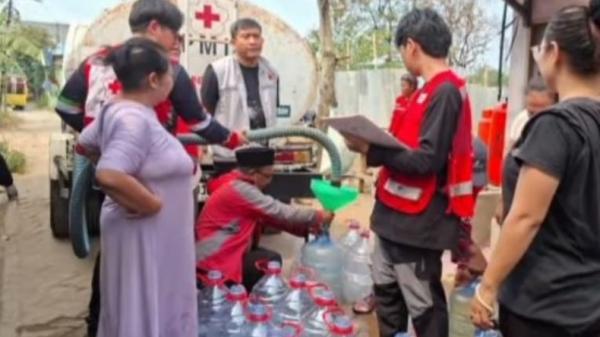 ‎Demi Air Bersih, Warga Harus Bolak-balik ke Musala