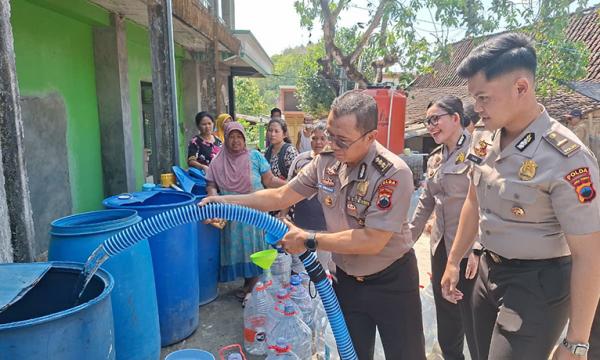 HUT ke-75 Humas Polri, Bidhumas Polda Jateng Salurkan 16.000 Liter Air Bersih ke Warga Jabungan
