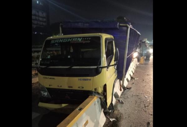 Gegara Truk Tabrak Separator di MT Haryono, Kawasan Cawang Macet Parah