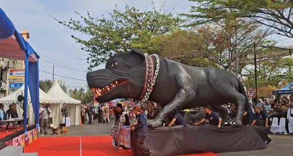 Icon Carnival Pangandaran 2026: Kreasi Bulldog Raksasa Bawa Al Huda Karangsalam Jadi Juara Umum