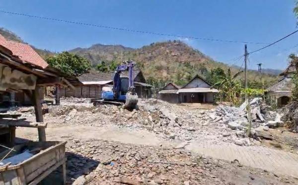 Diduga Istri Ketahuan Selingkuh, Rumah di Ponorogo Hasil Kerja di Malaysia Dirobohkan