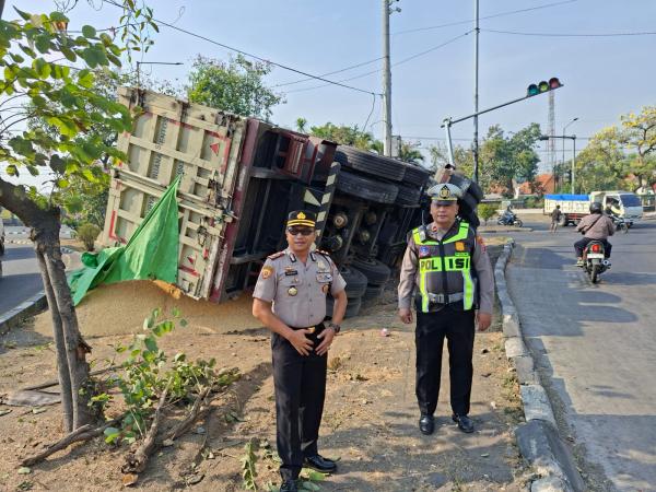 Sopir Diduga Ngantuk, Truk Tronton Muatan Jagung Tabrak Tiang PJU Lalu Terguling di Sidoarjo