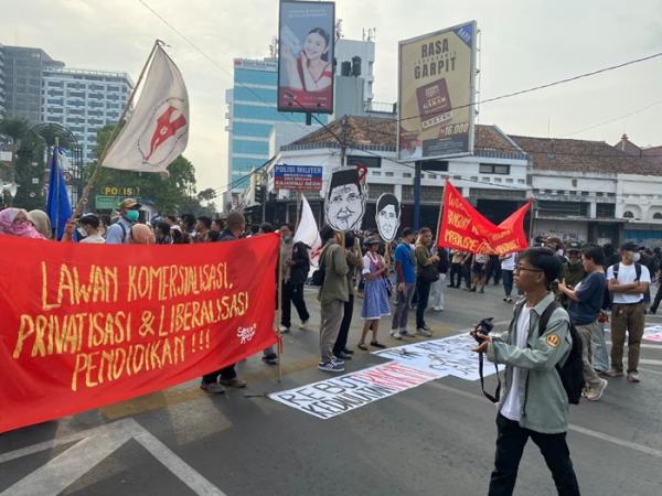 Demo Besar di Pusat Kota Bandung! Massa Sampaikan 4 Tuntutan, Jalan Sempat Ditutup