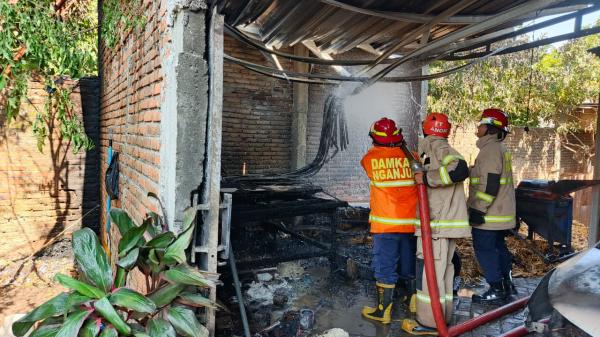 Bakar Sampah Ditinggal Kerja, Garasi Rumah di Nganjuk Terbakar
