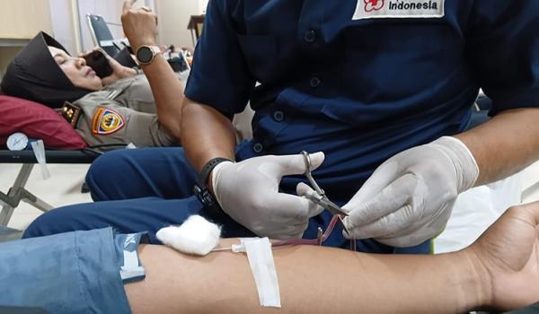 Baksos Peringatan HUT ke-75 Humas Polri, Polda Jateng Gelar Donor Darah untuk Kemanusiaan