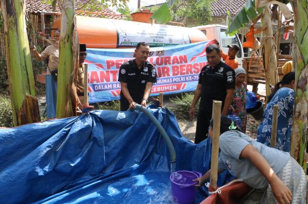 Kemarau Panjang, Warga Kalisono Kebumen Kesulitan Air Bersih, Polres Salurkan 11.000 Liter
