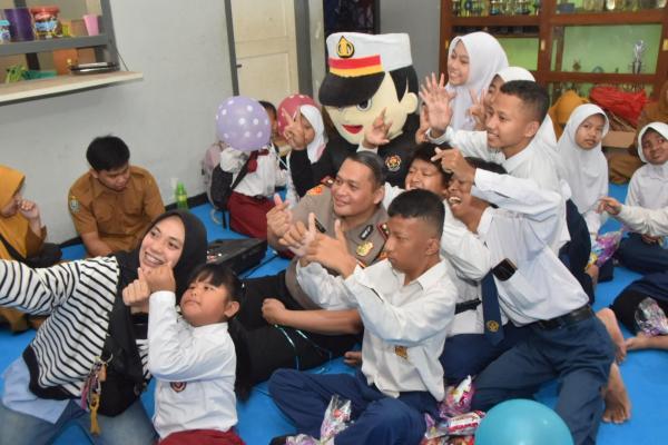 Penuh Haru dan Inspirasi! Siswa SLB Bondowoso Tampilkan Bakat Istimewa di HUT Humas Polri ke-75