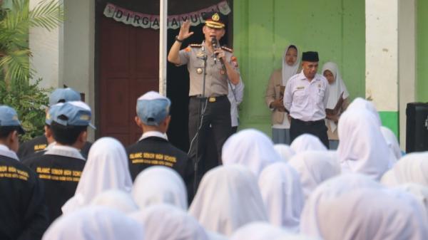Bakar Semangat Pelajar MAN Model, Kapolresta Sorong Kota Beberkan Kunci Sukses Masa Depan