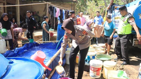 Polres Purbalingga Salurkan 12.000 Liter Air Bersih untuk Warga 
