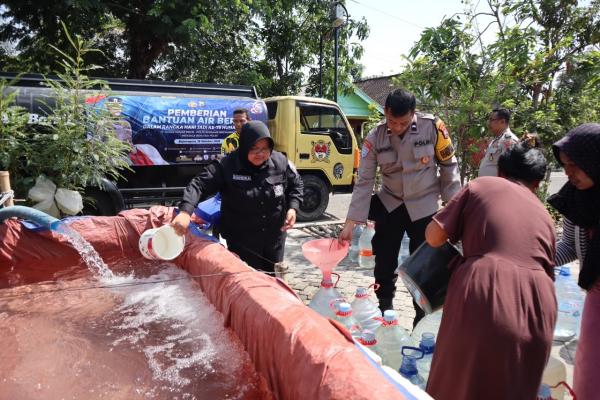 Tanggap Darurat Kekeringan, Polres Bojonegoro Salurkan 10.000 Liter Air Bersih ke Desa Terdampak