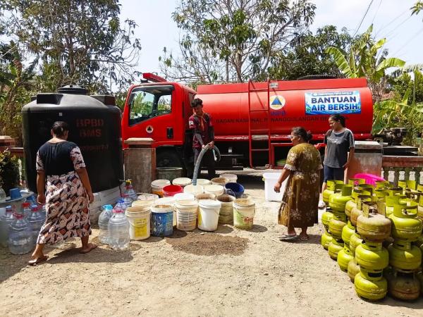 Alumni Unsoed Salurkan Lima Tangki Air Bersih untuk Warga Terdampak Kekeringan di Banyumas