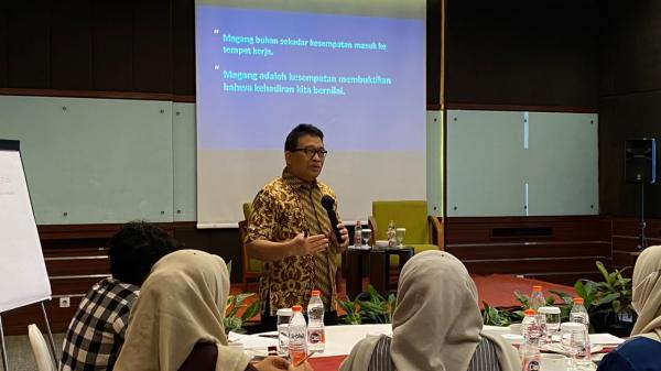 Suyoto Mantan Bupati Bojonegoro Gembleng Etos dan Mental Kerja Pelajar - Mahasiswa Magang EMCL