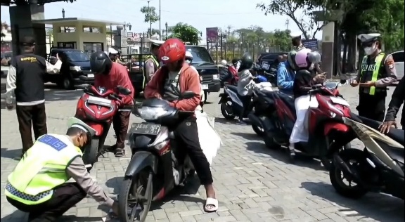 40 Pengendara Terjaring Razia Pajak di Sidoarjo, Bukannya Ditilang Malah Dapat Kejutan Ini