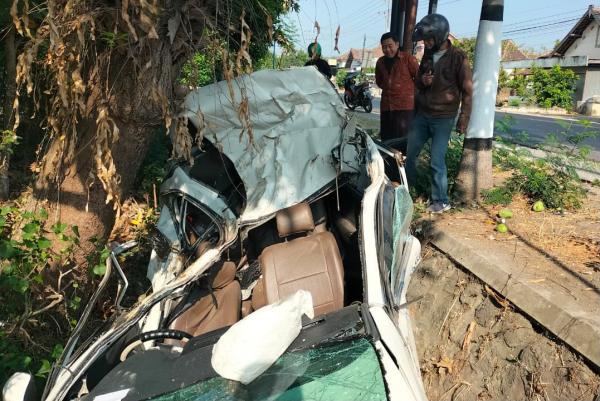 Kecelakaan di Jalur Ponorogo–Solo, Mobil Terjun ke Sungai hingga Ringsek