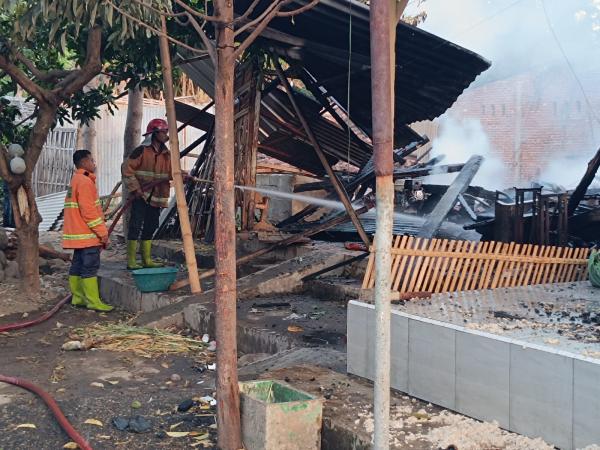 Tercium Bau Gosong, Warga Olean Situbondo Dikejutkan Kebakaran yang Hanguskan Dua Rumah