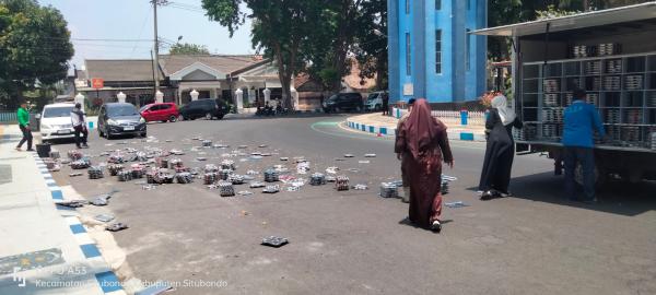 Ompreng MBG Bertaburan di Jalan Raya Depan Pendopo Rakyat Situbondo