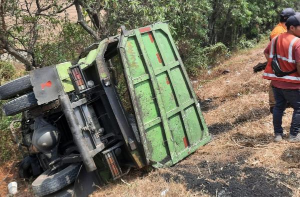 Truk Pengangkut Cat Tabrak Truk Proyek Di Tol Cipularang, Mandor Luka-Luka