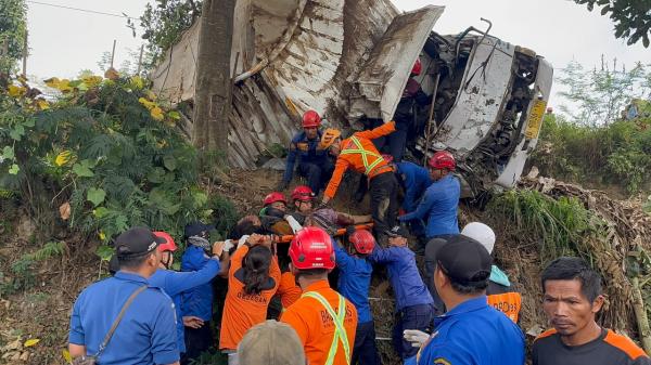Sopir Truk Terjepit Kabin di Magelang-Kopeng, Evakuasi Berjalan Satu Jam