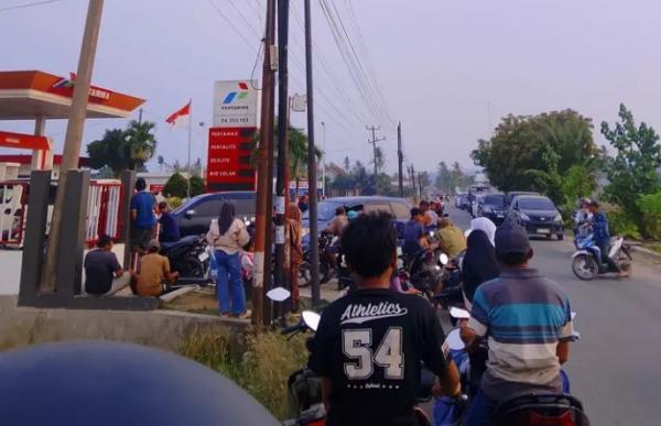 Antrean Panjang Pertalite di SPBU Sidodadi Pardasuka, Warga Berburu BBM