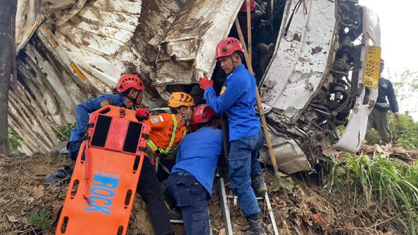 Kecelakaan Truk Tabrak Pembatas Jalan dan Pohon di Jalur Magelang-Kopeng, Sopir Terjepit Kabin