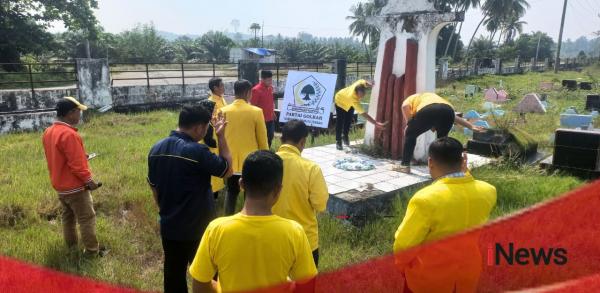 Peringati Hari Jadi, Golkar Mamuju Tengah Ziarahi Makam Pahlawan Babana dan Santuni Yatim
