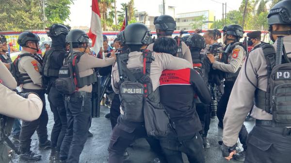 Demo Dua Tahun Prabowo-Gibran Ricuh di Makassar, Mahasiswa Soroti Penanganan Karhutla