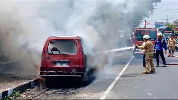 Terekam CCTV, Minibus Pengangkut Sembako Ludes Terbakar di Temanggung