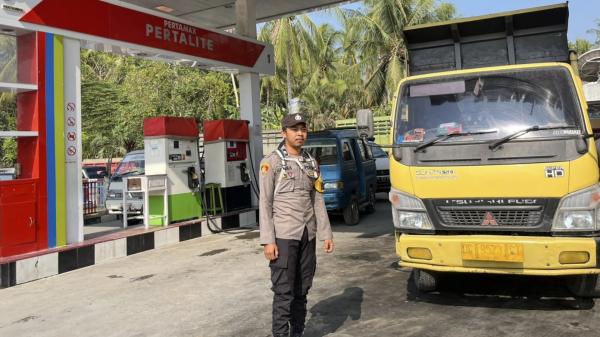 Polsek Campalagian Pantau Penyaluran BBM Subsidi di Tengah Kepadatan Antrean