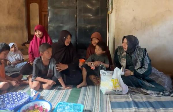 Jenguk 4 Anak Ibu yang Meninggal Diatas Motor, Plt Bupati Lisdyarita Siapkan Beasiswa
