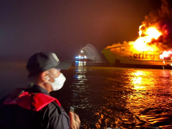KSOP Banten Kerahkan Kapal Padamkan Kebakaran KMP Batumandi di Merak
