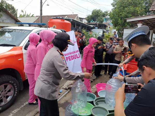 Karhutla Arjuno Rusak Pipa Air, Polisi Pasok Air Bersih ke Jatiarjo Pasuruan