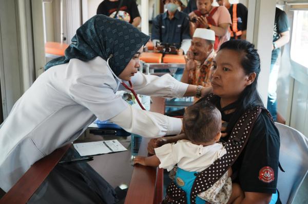 HUT ke-81 KAI, Rail Clinic Layani Kesehatan Gratis di Sempolan, 110 Pelajar Terima Kacamata