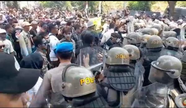 Sidang Vonis Bupati Pati Nonaktif Sudewo Ricuh, Massa Pendukung Saling Dorong dengan Polisi